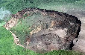 Summit of Mt. Oyama on Miyakejima collapses